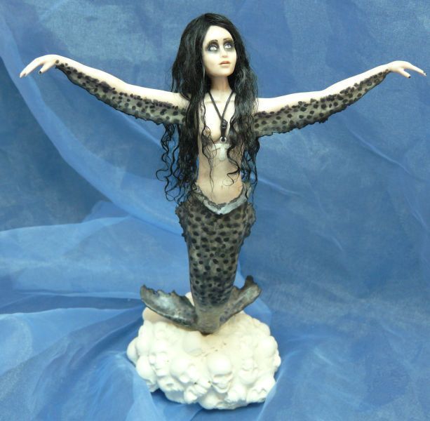 Gothic Skull rock mermaid in cold porcelain dans porcelaine froide skullrockmermaid