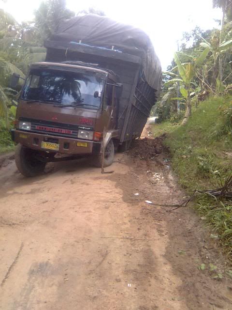 Truck Yang ter sangkut dijalan Menuju Peusangan Selatan