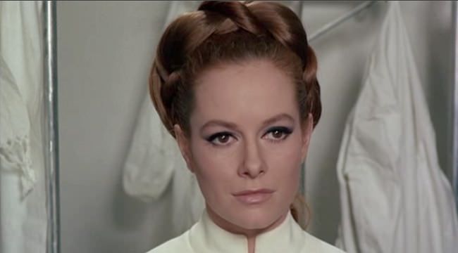 photo Luciana_Paoluzzi_pas_rose_oss117-03.jpg