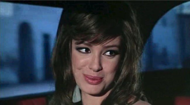 photo Margaret_Lee_pas_rose_oss117-02.jpg